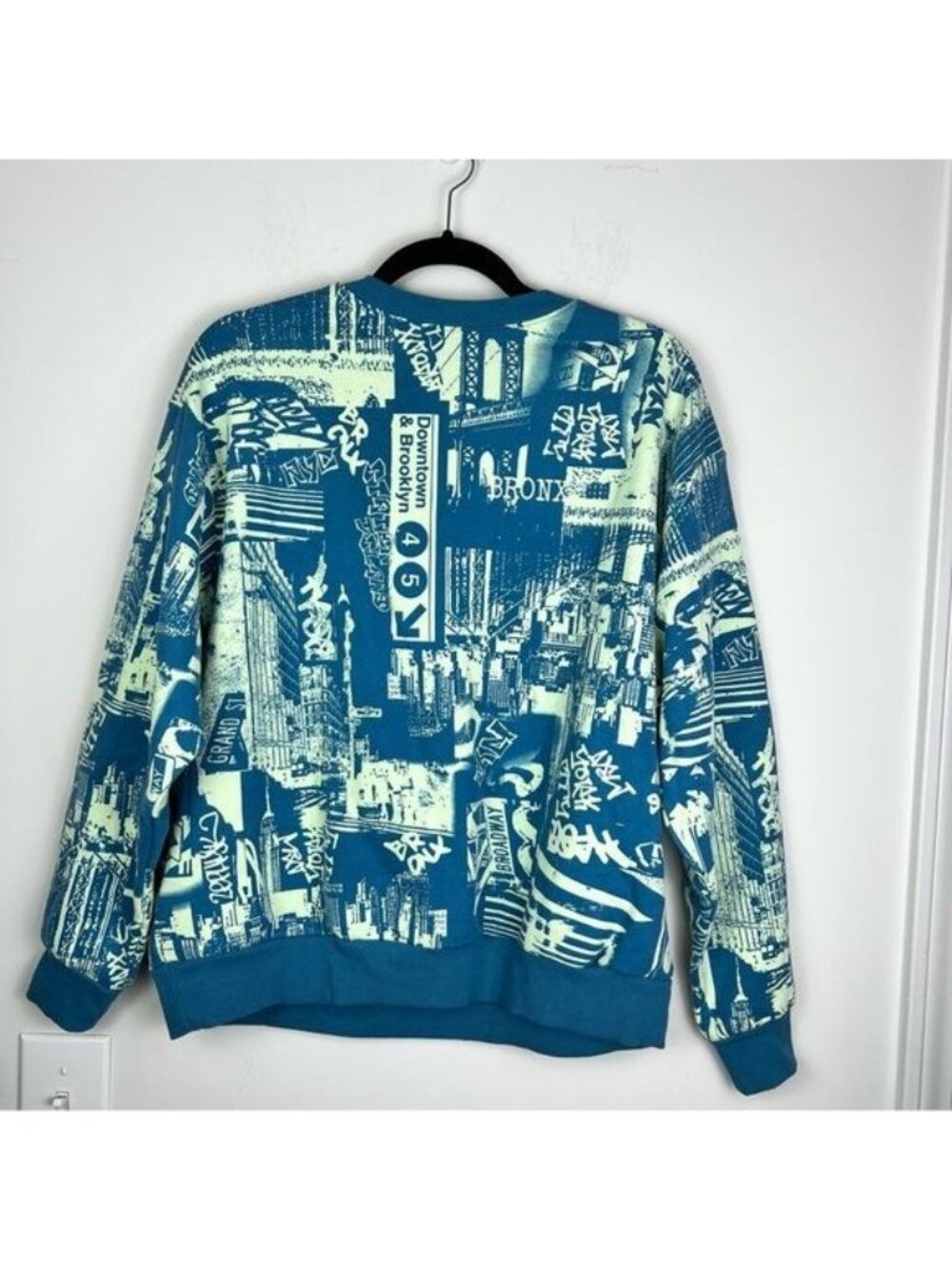 Wild Fable sweatshirt womens size small blue white NYC graffiti print - Picture 5 of 7